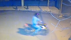 Namaz kılarken motorunu çaldırdı