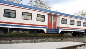Adana'ya seyir eden tren taş yağmuruna tutuldu