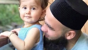 Geri giderken 2 yaşındaki kızını ezdi