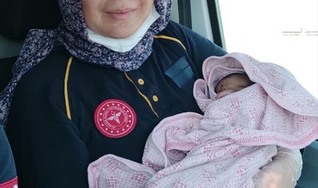 Yeni doğmuş bebeği sokağa terk ettiler!