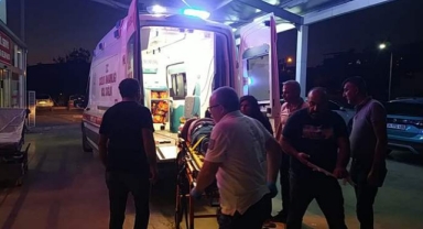 Hafif ticari araçla otomobil çarpıştı:4 yaralı
