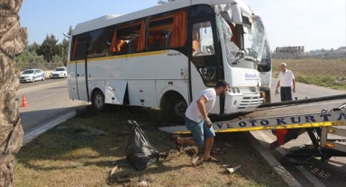 Öğrenci servisi devrildi: 19 yaralı