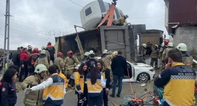 Hafriyat kamyonu otomobilin üzerine devrildi
