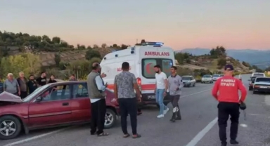 Otomobil ile ambulans çarpıştı: 5 yaralı