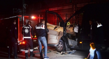 Tiyatrocuları taşıyan araç ile kamyon çarpıştı: 3 ölü