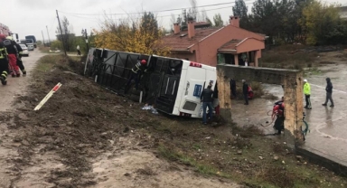 Yolcu otobüsü şarampole devrildi: 33 yaralı