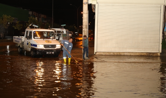 Yüreğir Belediyesi Yağış Sonrası Tüm İmkânlarıyla Seferber Oldu