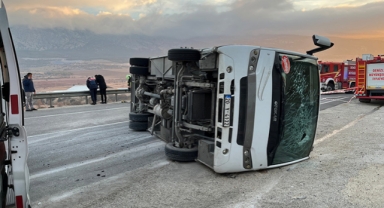 Servis midibüsü devrildi: 2 ölü, 15 yaralı