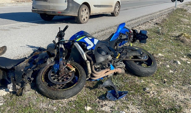 Hafif ticari araç ile motosiklet çarpıştı: 2 yaralı