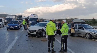 Zİncirleme Trafik Kazası: 1 Ölü, 11 Yaralı