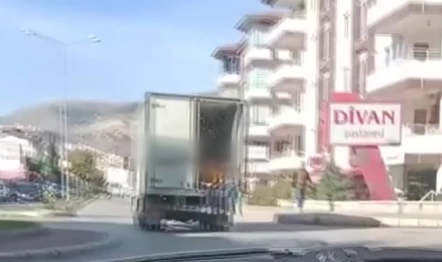 Kamyonet Kasasında Tehlikeli Yolculuk