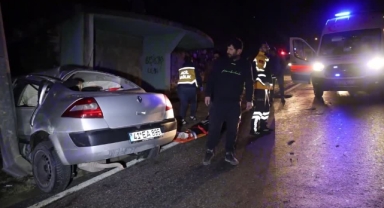 Otomobil Bariyerlere Çarptı