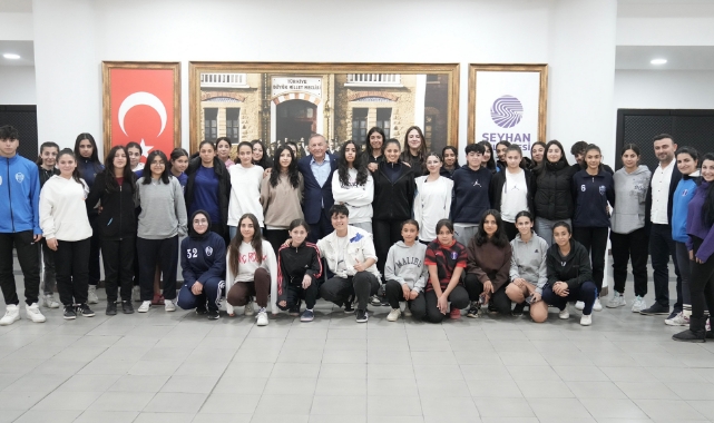 5 Ocak Demirspor Kadın Futbol Kulübü’nden Başkan Akay’a Ziyaret