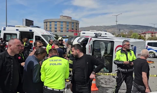 Otomobil Ambulansla Çarpıştı