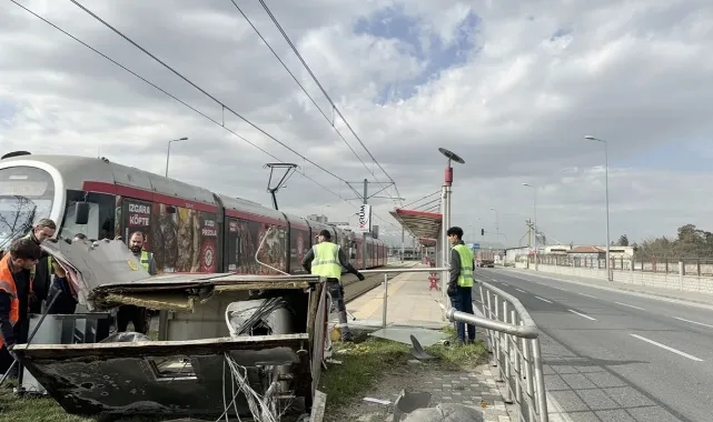 Otomobil Tramvay Durağına Çarptı