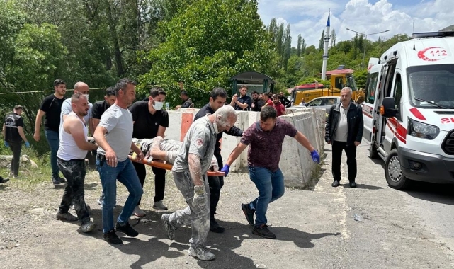Un Yüklü Kamyon Şarampole Devrildi:1 Ölü