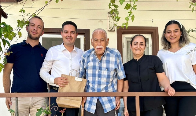 ADANA'DA HUZUREVİ SAKİNLERİNE BABALAR GÜNÜ SÜRPRİZİ