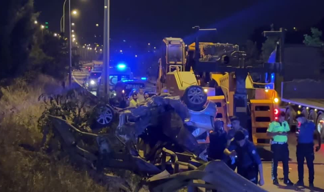 Kontrolden Çıktı,Bariyerlere Çarpıp Devrildi:3 Ölü