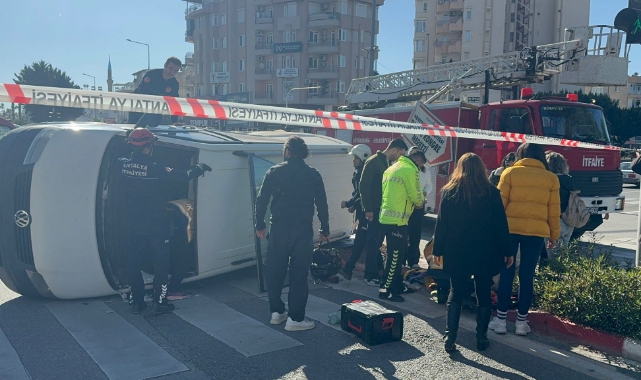 Hafif Ticari Araçla Çarpışan Minibüs Devrildi:3 Yaralı