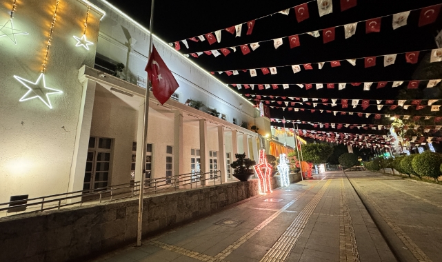 Adana'da Bayraklar Yarıya İndirildi