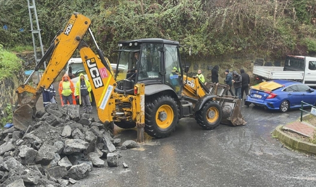 İstinat Duvarı Otomobilin Üzerine Yıkıldı