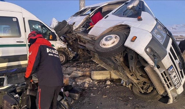 Minibüsler Çarpıştı,1'i Ağır 27 Yaralı