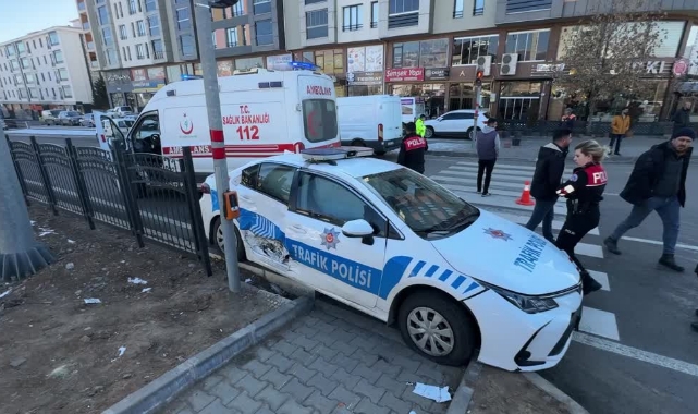 Minibüs Polis Aracına Çarptı,1 Polis Yaralı