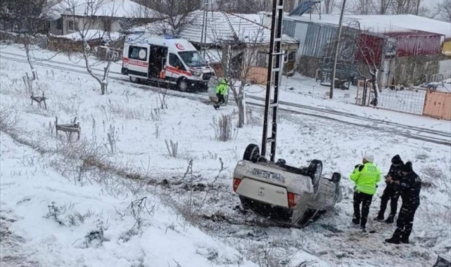 Kayganlaşan Yolda Kontrolden Çıktı, Devrildi