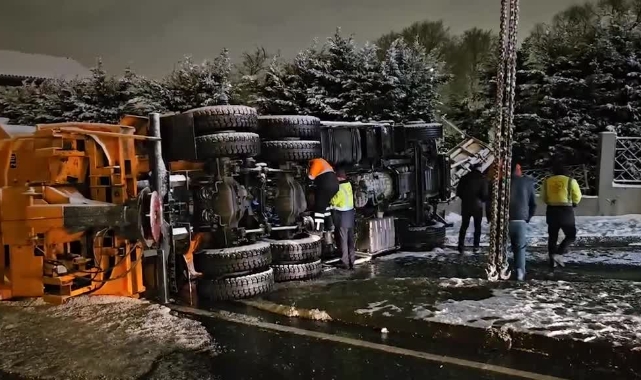 Kontrolden Çıkan Kar Küreme Aracı Devrildi, Sürücü Yaralandı