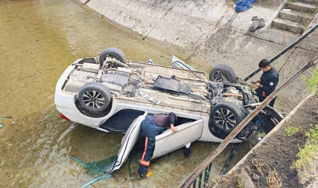 Otomobil Sulama Kanalına Devrildi:3 Yaralı