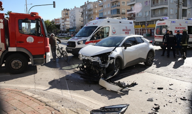 Otomobiller Çarpıştı:3 Yaralı