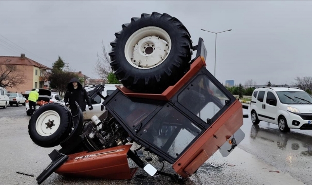 Traktör İle Otomobilin Çarpıştığı Kaza Güvenlik Kamerasında