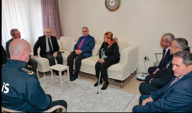 Vali Köşger Depremzede Ailelerin Evinde