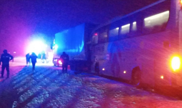Yolcu Otobüsü Tıra Arkadan Çarptı