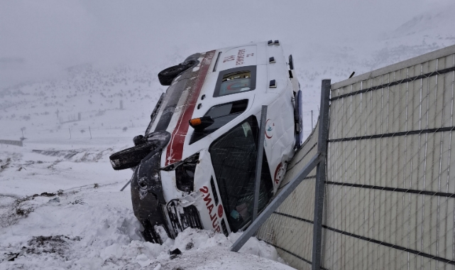 Ambulans Devrildi,3 Sağlık Personeli Yaralandı