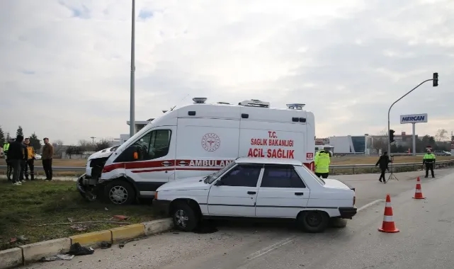 Ambulans İle Otomboil Çarpıştı:2 Yaralı