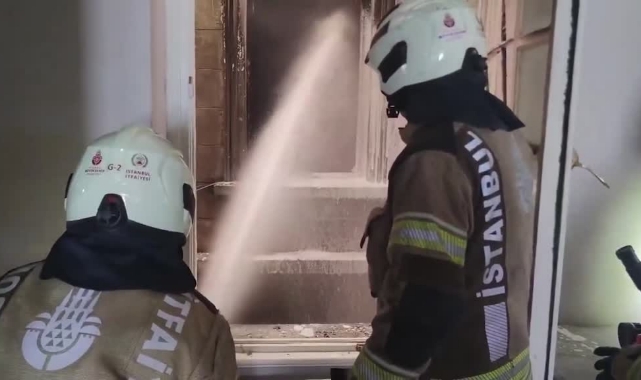Beyoğlu'nda Tarihi Pasajda Çıkan Yangına Müdahale Ediliyor