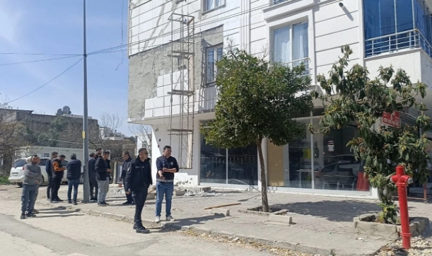 Çöken İskelenin Altında Kaldılar