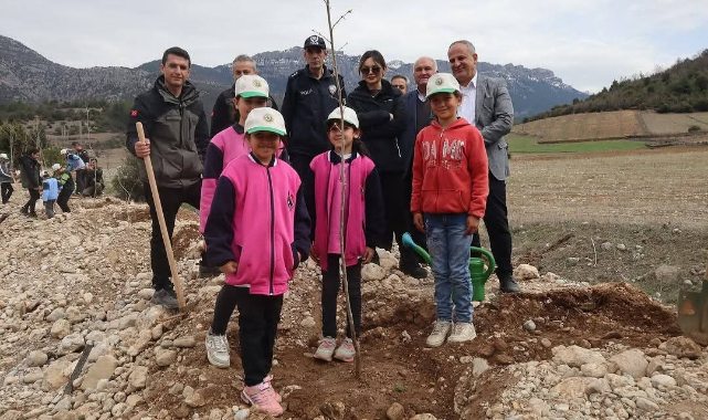 Feke'de Öğrenciler Fidan Dikti