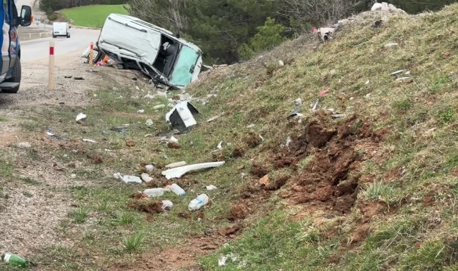 Hafif Ticari Araç Şarampole Devrildi