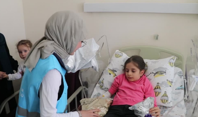 Hastanede Yatan Çocukların Yüzünü Güldürdü