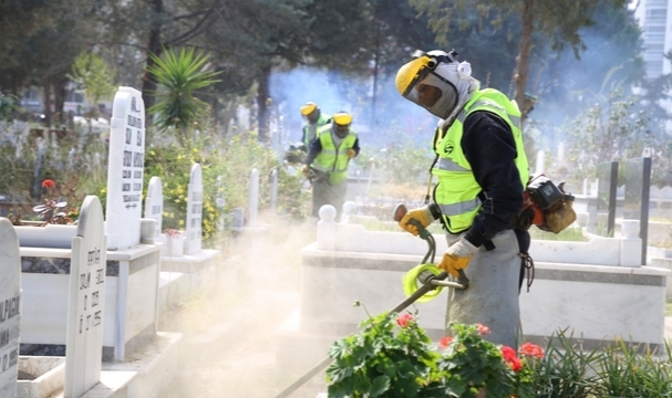 Hatay'da Mezarlıklarda Temizlik Çalışması Yapıldı