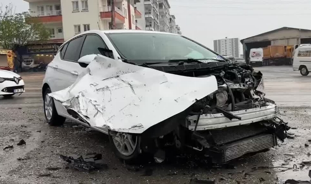 İki Araç Çarpıştı:3 Yaralı