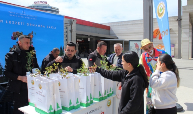 M1 Adana'da Ücretsiz Binlerce Fidan Dağıtıldı