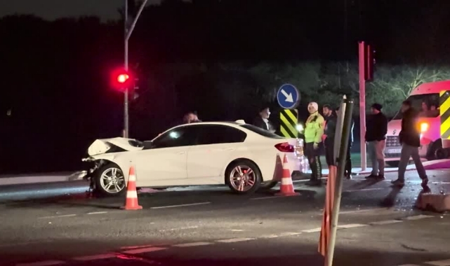 Otomobil İle Hafif Ticari Araç Çarpıştı:4 Yaralı