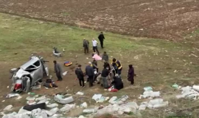 Otomobil Şarampole Devrildi:5 Yaralı