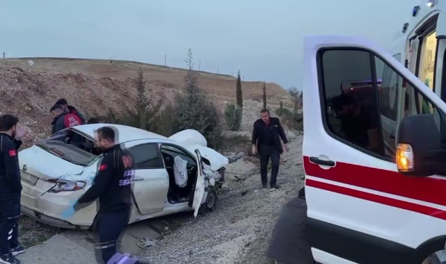 Şarampole Devrilen Otomobilden Yaralı Kurtuldular