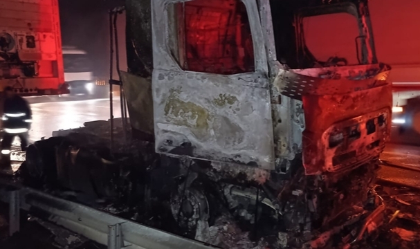 Seyir Halindeki Tır Yandı, Hasar Oluştu