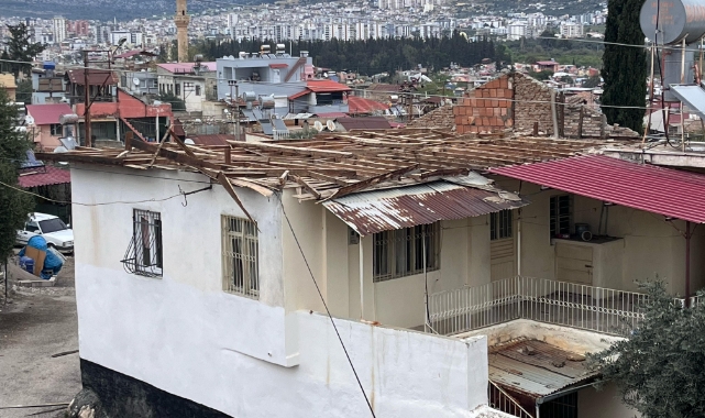 Şiddetli Rüzgar Evin Çatısını Uçurdu