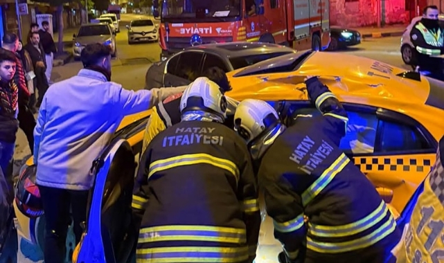Ticari Taksi İle Otomobil Çarpıştı:4 Yaralı